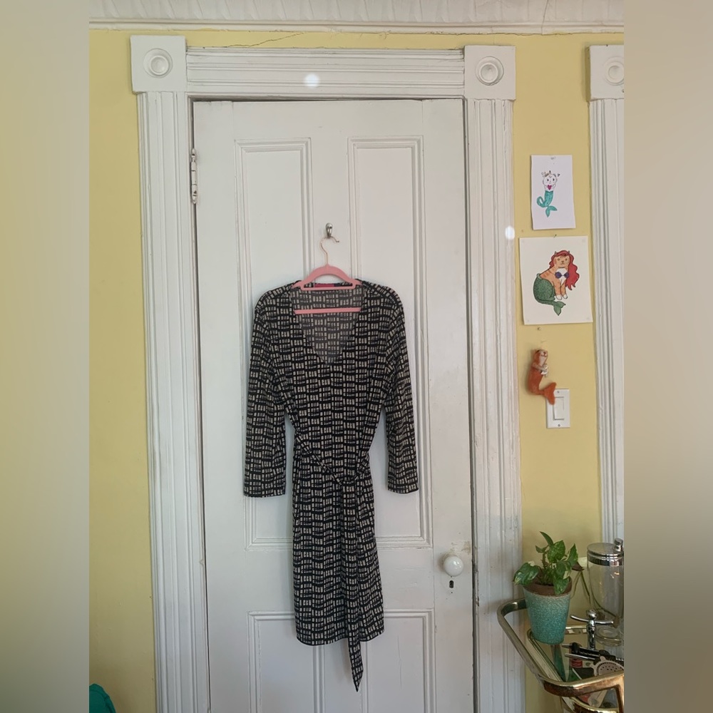 patterned black and white vintage dress, size large. tied waist